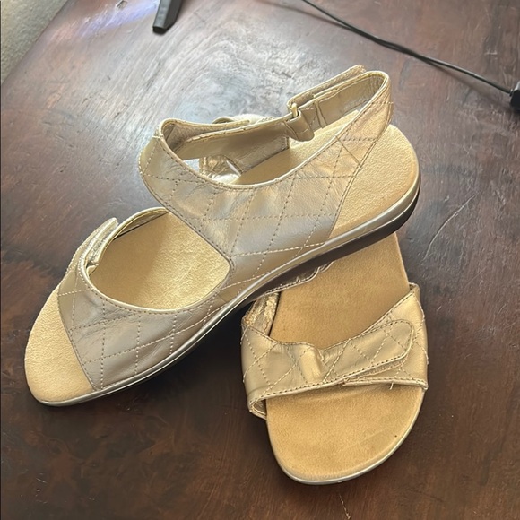 Easy Spirit Gold Sandals with Adjustable Straps Sz 9 - Picture 1 of 8